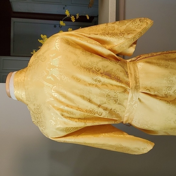 Kimono silky golden color robe. One size. With tie. Shorter sleeve. Asian style - Picture 6 of 8